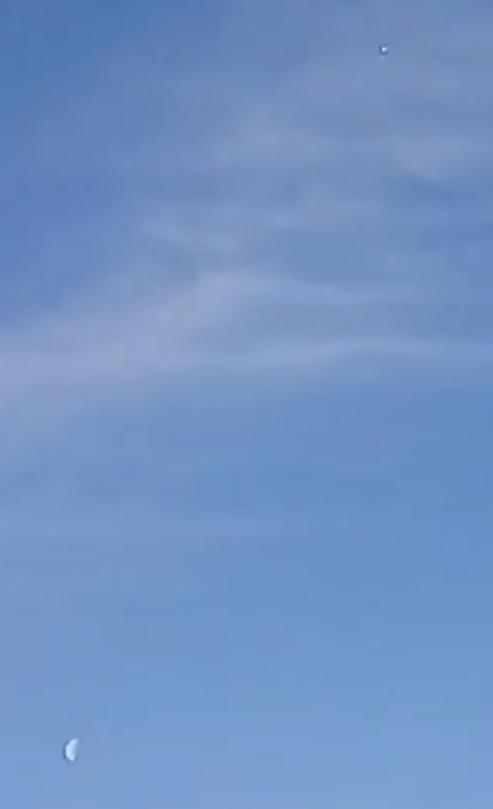 Petit point blanc dans le ciel, la lune nettement plus bas