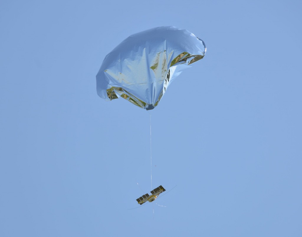 Ballon en mylar aluminisé portant un petit circuit intégré et deux petits capteurs solaires