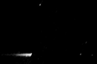 Un triangle à l'avant, une grosse lumière avec traînée à l'arrière, une autre lumière au-dessus