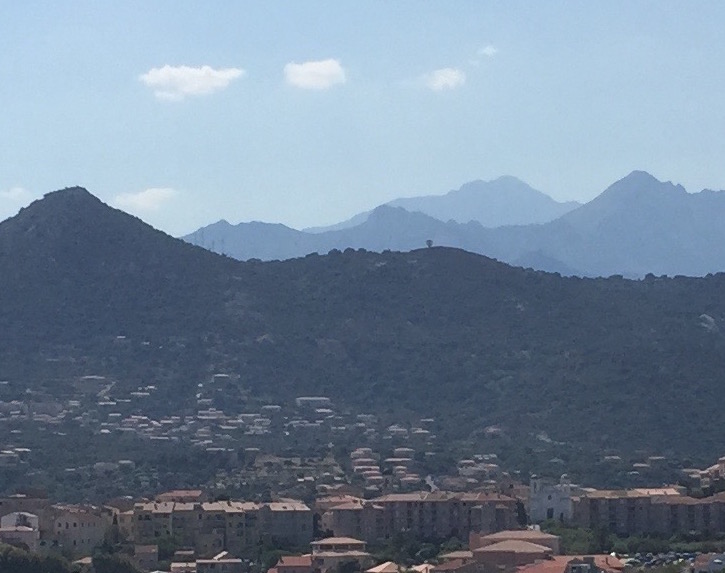 Paysage avec des montaghes de plus en plus distantes