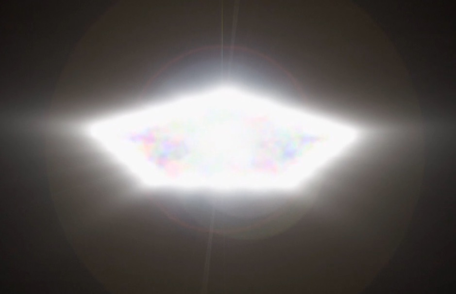 Ovni très lumineux en forme de pentagone