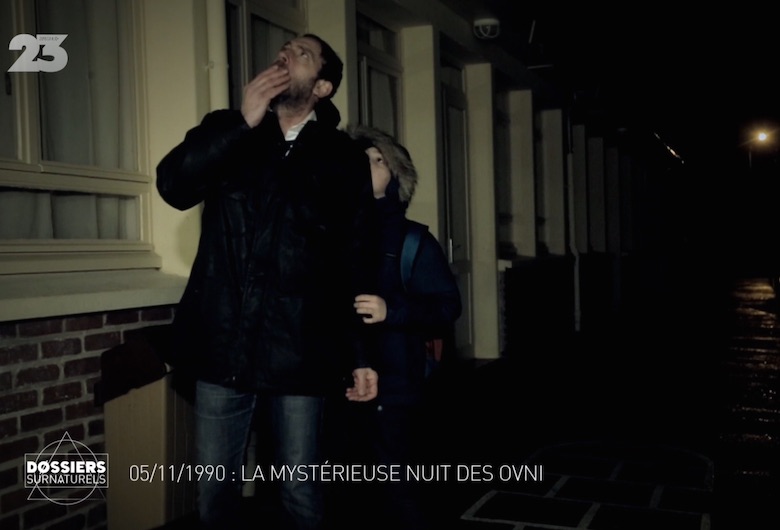 Les témoins à l'entrée du bâtiment