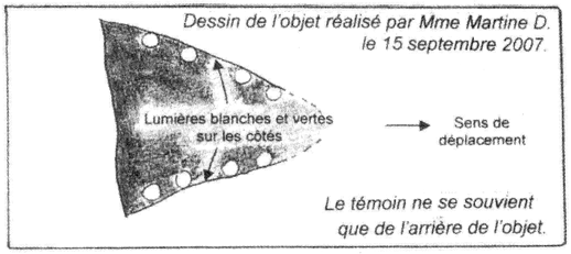 masse sombre à peu près triangulaire avec des lumières blanches et vertes des deux côtés, se déplaçant de la gauche vers la droite.