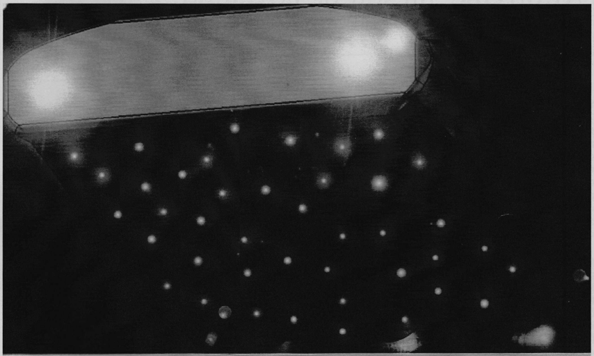 Vue avant, avec deux grosses lumières et de nombreuses petites sous la structure
