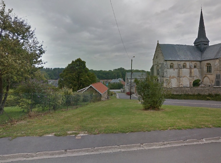 Vue dégagée avant l'église