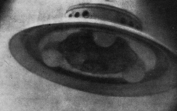 Soucoupe d'Adamski, sorte de couvercle percé de «&nbsp;hublots» avec trois boules au-dessous