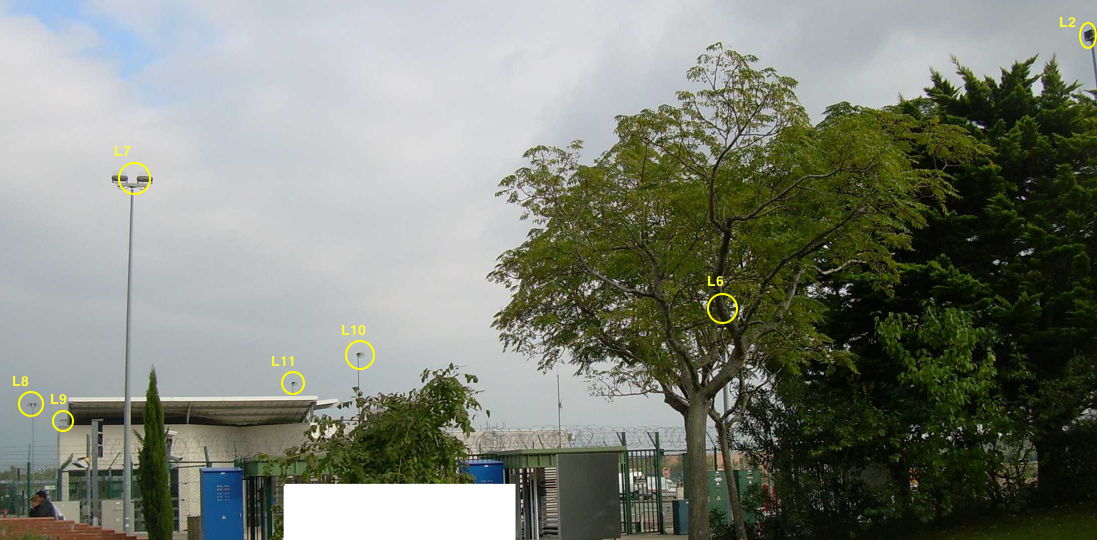 Photo 7 avec le lampadaire L2 et d'autres à l'entrée