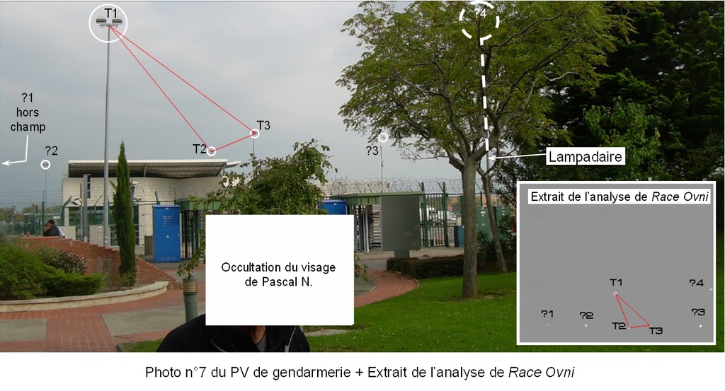 Lampadaires à l'entrée de la centrela reproduisant à peu près la disposition des lumières de la vidéo