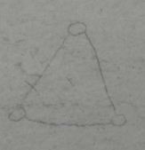 Triangle presque équilatéral avec un cercle à chaque angle