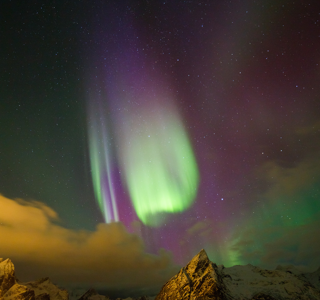Aurore localisée verte et violette