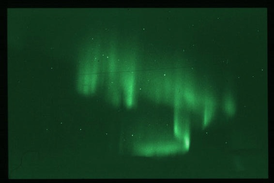 Aurore verte avec plusieurs zones plus lumineuses.