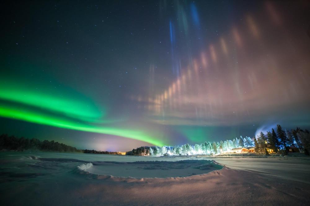 aurore boréale et piliers de lumière sur une même photo