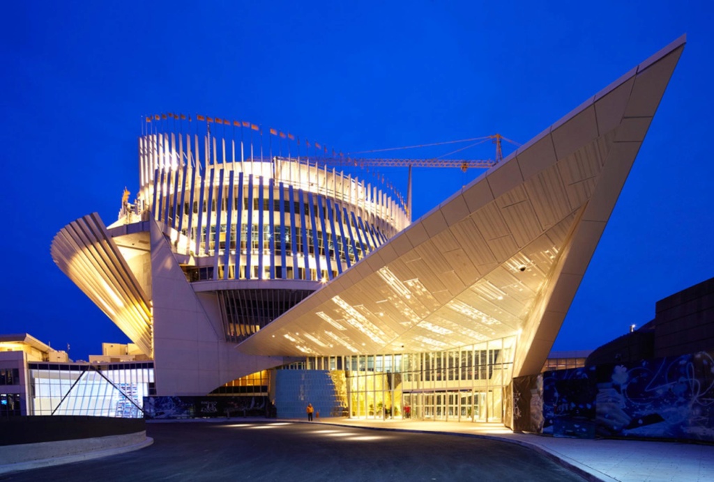 Le Casino avec la grue derrière