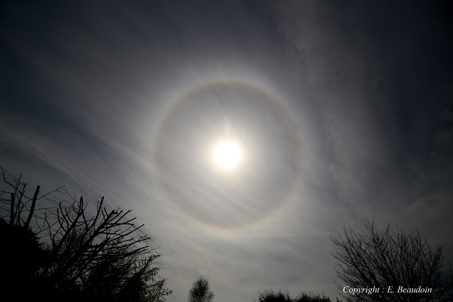 halo circulaire autour du soleil