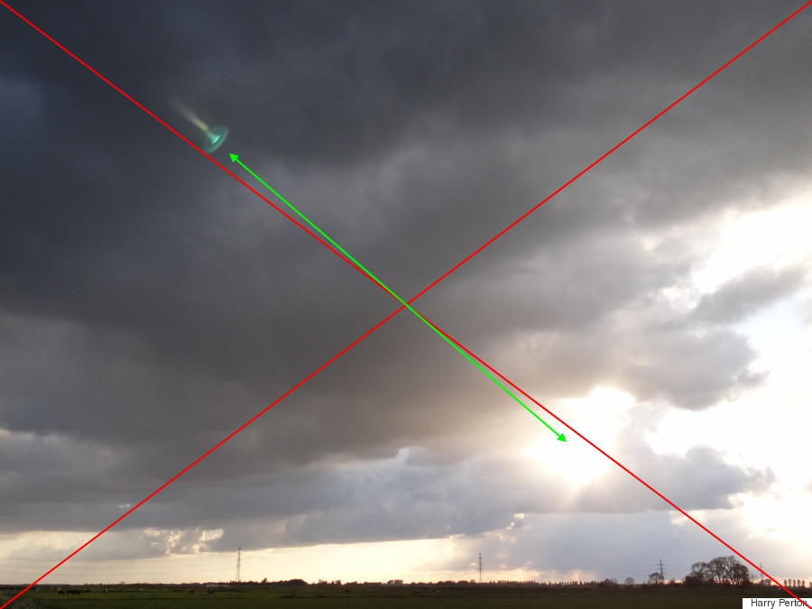 Une soucoupe volante opposée au soleil par rapport au centre de la photo