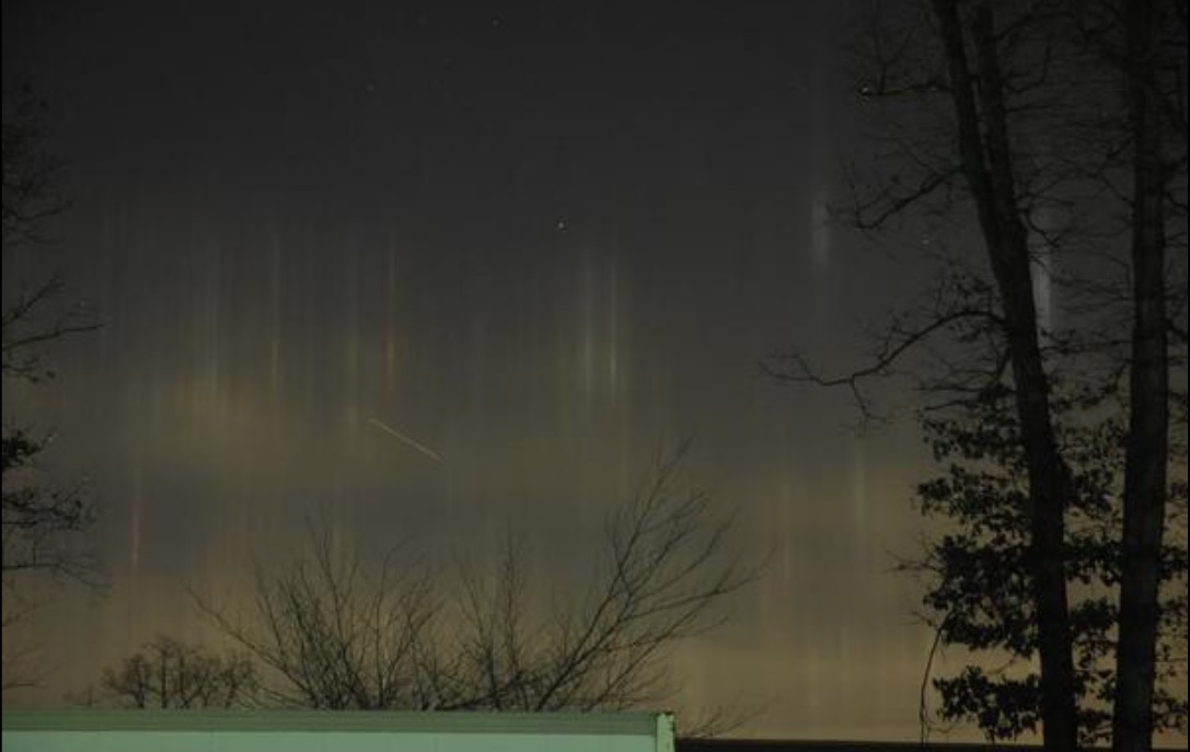 Photo de piliers de lumière caractéristiques