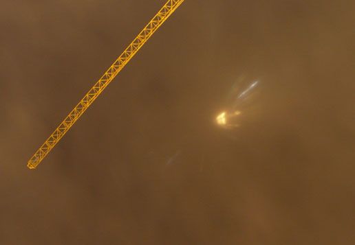 ovni vu à côté d'une grue