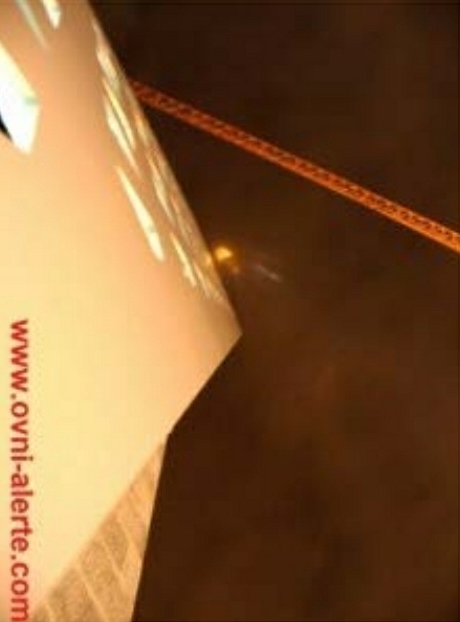 Autre photo du pilier de lumière, à côté d'une structure bizarre