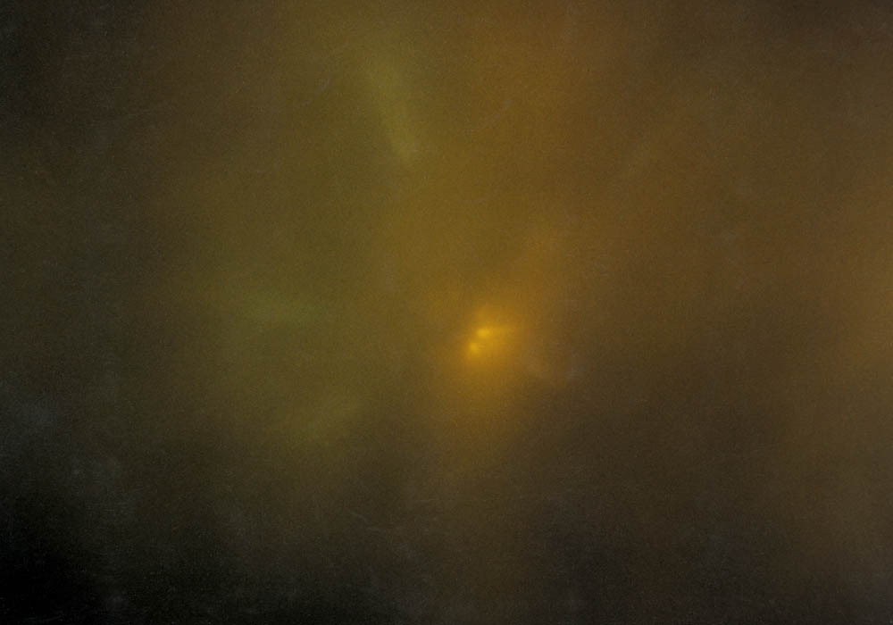 Photo de l'objet, avec cinq lumières en demi-cercle et des faisceaux lumineux divergents