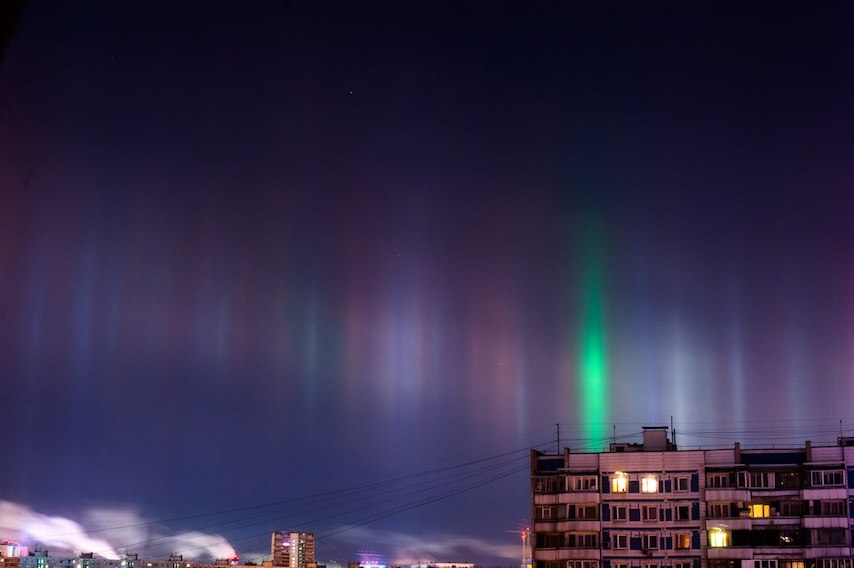 piliers verts et bleus flottant dans le ciel