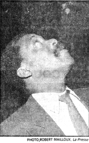 agent sterling regardant le ciel tout au-desus de lui