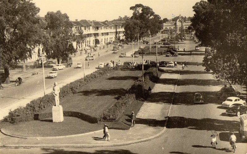 Vue de l'avenue vers la gare